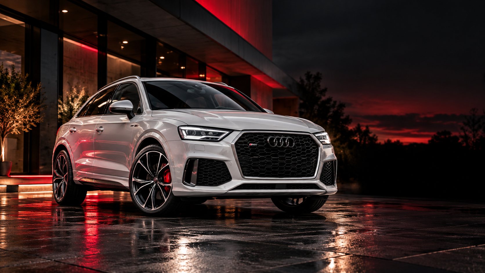Audi RS Q3 branca sob luz vermelha em frente a showroom